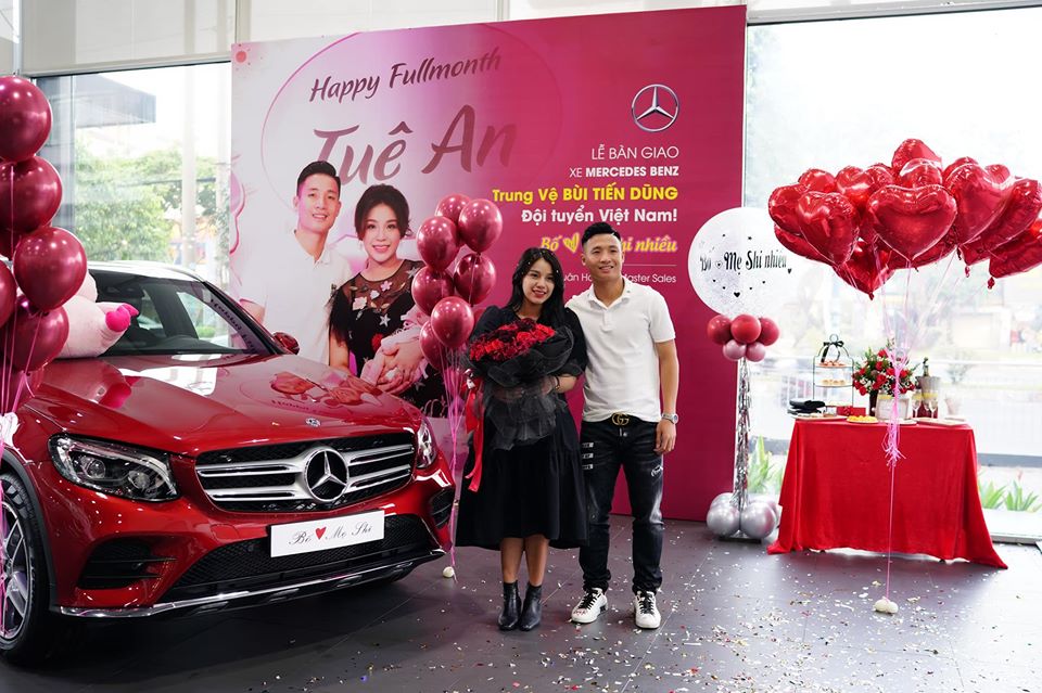 Vợ chồng trung vệ Bùi Tiến Dũng đi nhận chiếc xế hộp mới tậu Vợ chồng trung vệ Bùi Tiến Dũng đi nhận chiếc xế hộp mới tậu