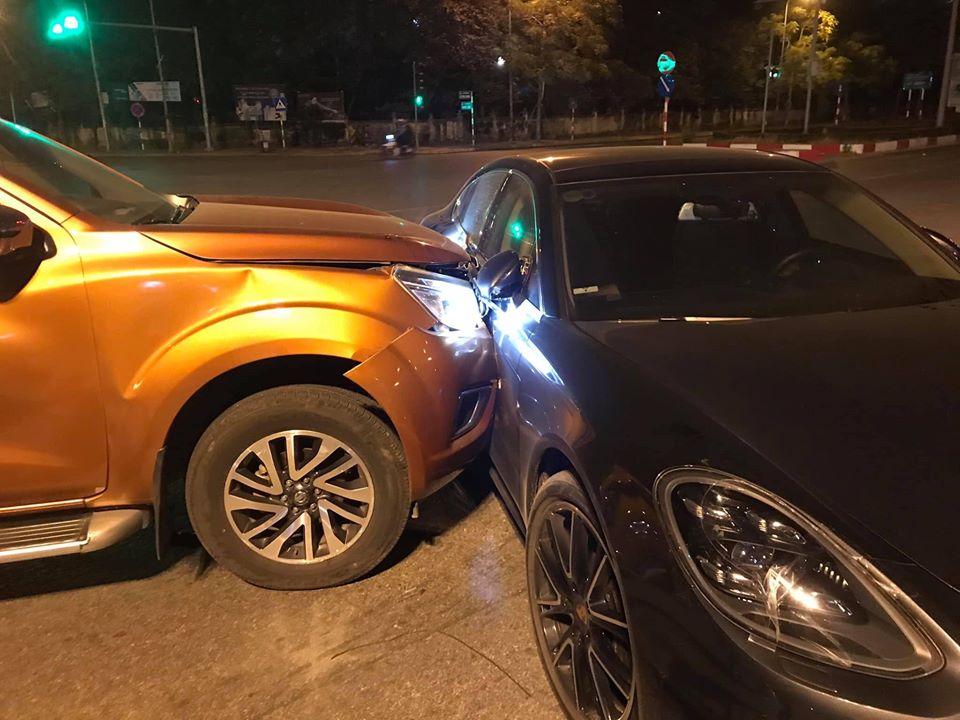 Cả hai xe đều bị thiệt hại khá nghiêm trọng Cả hai xe đều bị thiệt hại khá nghiêm trọng