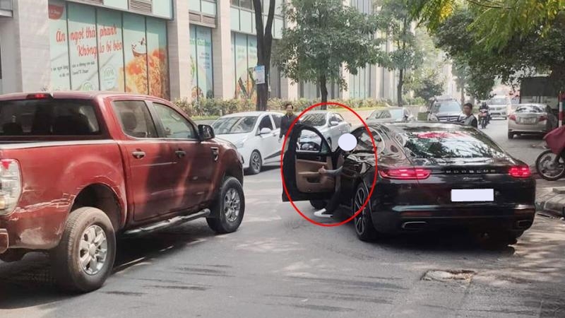 Trước đó, chiếc Porsche Panamera này đã xảy ra va chạm với xe bán tải Ford Ranger tại Hà Nội Trước đó, chiếc Porsche Panamera này đã xảy ra va chạm với xe bán tải Ford Ranger tại Hà Nội