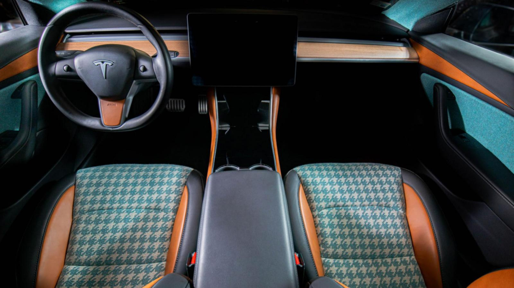 Nội thất đơn điệu của Model 3 đã được lấp đầy màu sắc phong cách