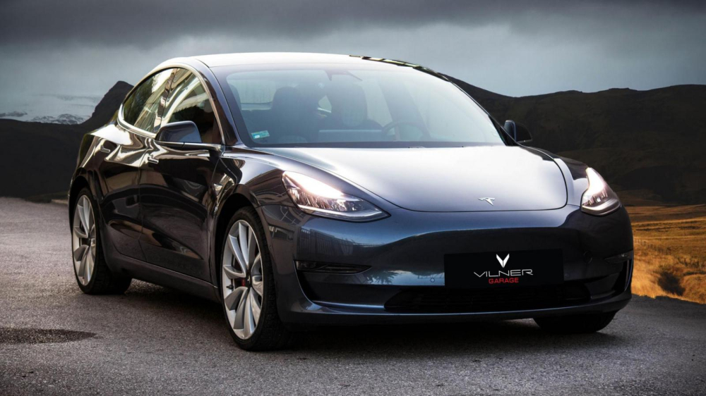 Phía bên ngoài, chiếc Tesla Model 3 không có sự thay đổi so với nguyên bản