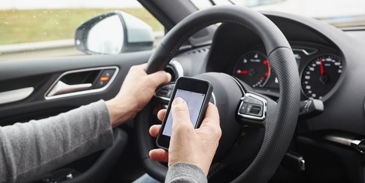 Biết sử dụng điện thoại khi lái xe là không tốt, nhưng nhiều người vẫn cứ làm Biết sử dụng điện thoại khi lái xe là không tốt, nhưng nhiều người vẫn cứ làm