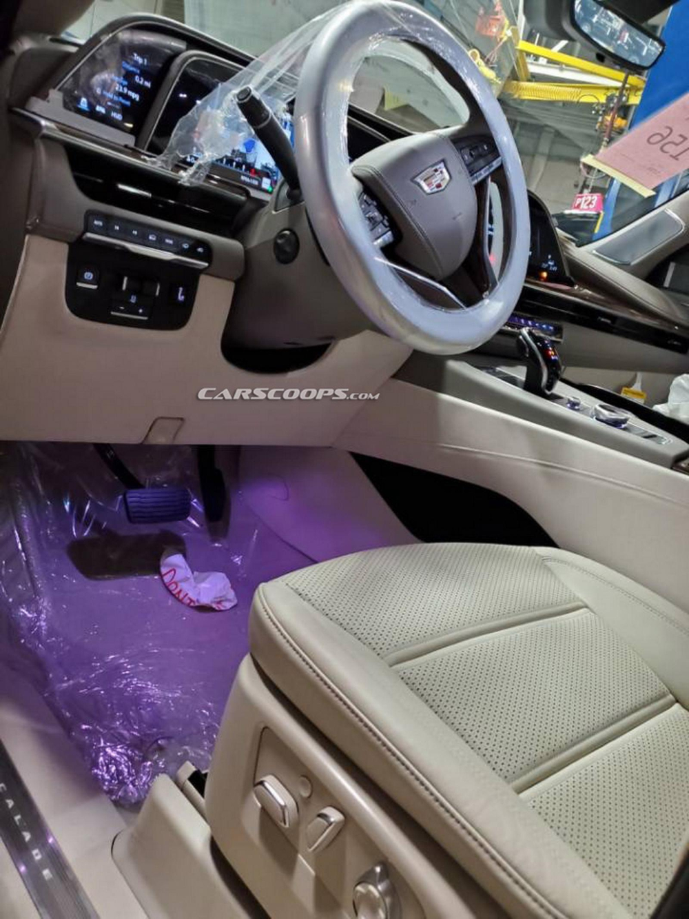 Cadillac Escalade 2021 chuyển sang dùng cần số truyền thống