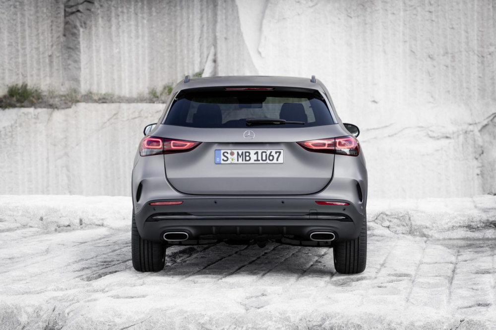 Mercedes-Benz GLA 2021 nhìn từ phía sau