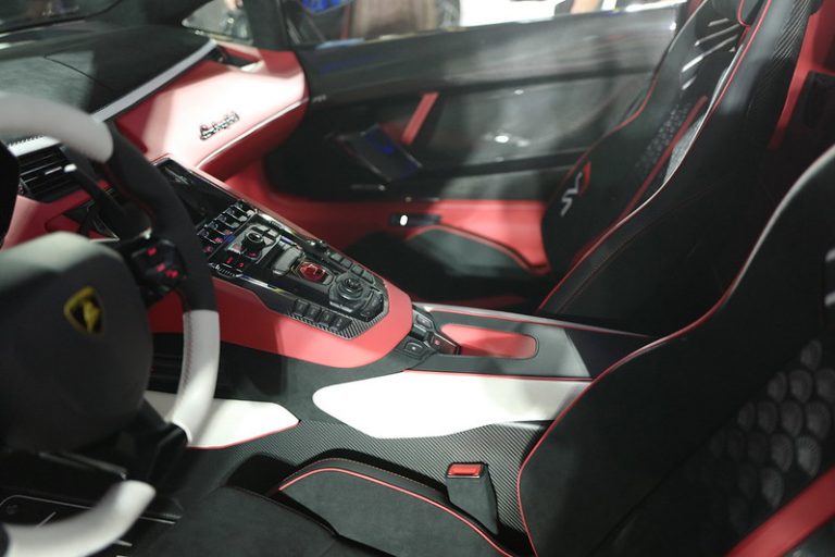 Khoang lái của Lamborghini Aventador SVJ Roadster Khoang lái của Lamborghini Aventador SVJ Roadster Kabuki có 3 màu chính là trắng, đỏ và đen