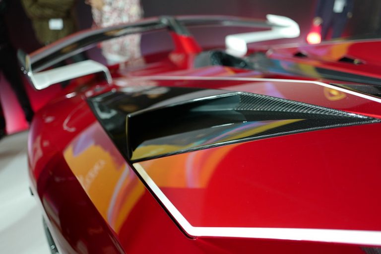 Lamborghini Aventador SVJ Roadster Lamborghini Aventador SVJ Roadster Kabuki có một không hai của đại gia Nhật Bản sở hữu bộ áo trắng và đỏ từ đầu đến đuôi xe kết hợp cùng nhiều chi tiết bằng carbon