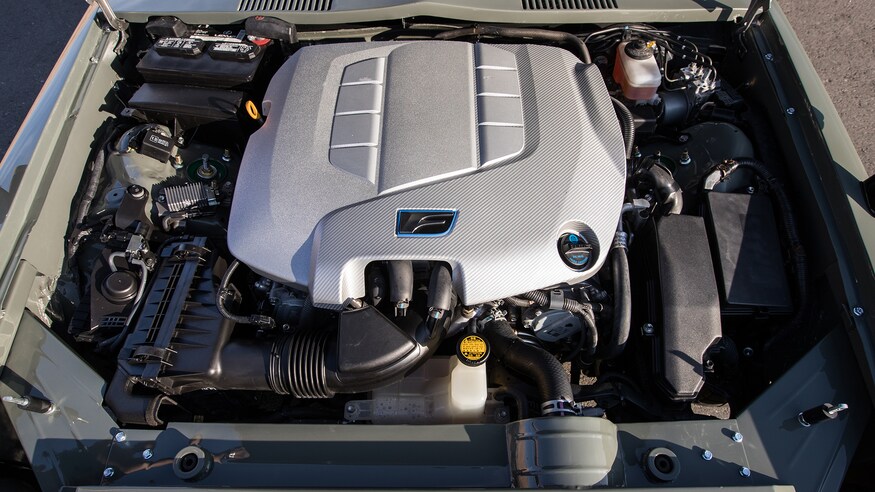 Dưới nắp capô xe là một động cơ V8 mạnh mẽ từ Lexus IS F