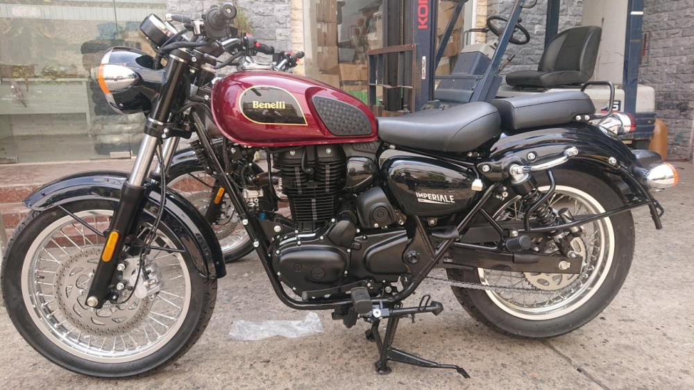 Xế cổ Benelli Imperiale 400 chính thức có mặt tại Việt Nam