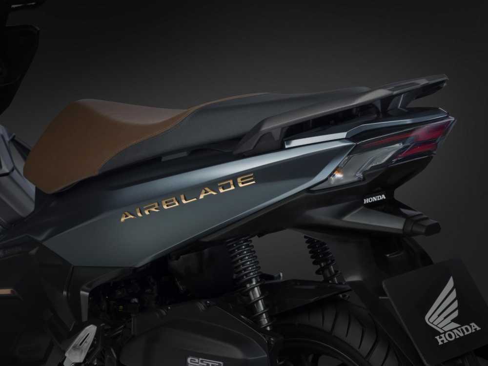 Dàn thân và bộ Logo đầy nam tính trên Honda Air Blade 2020