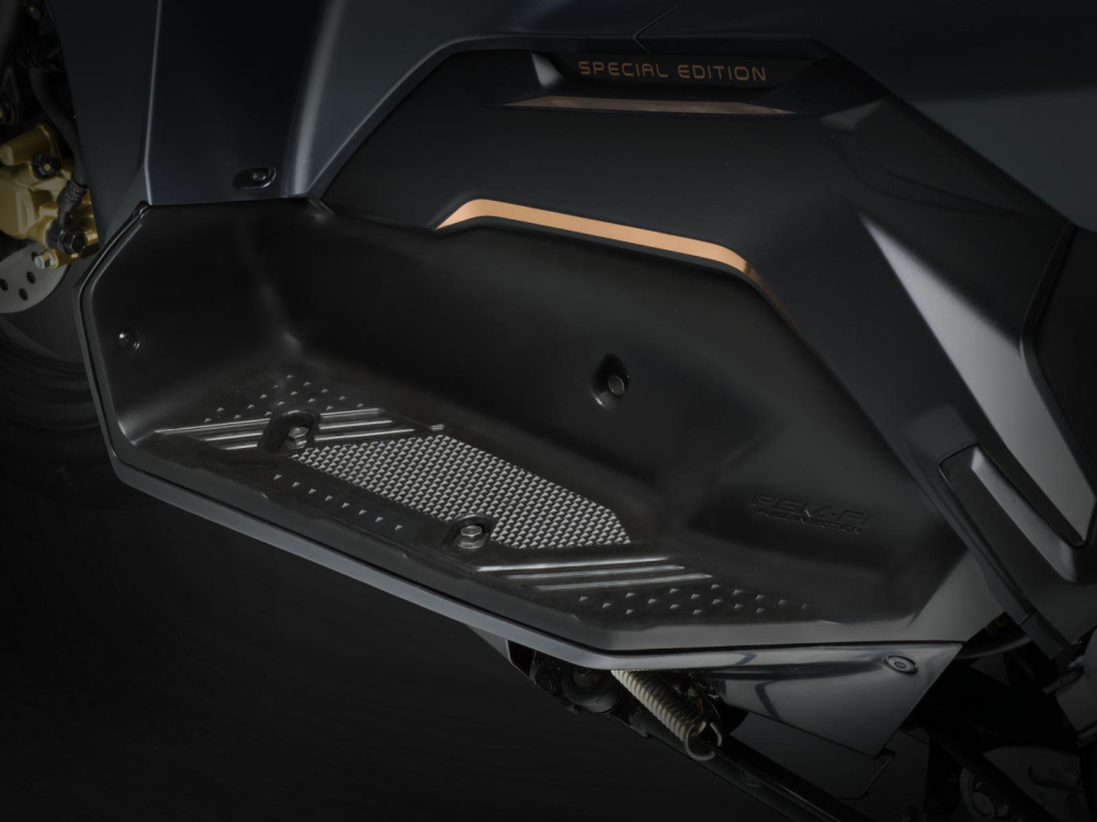 Vị trí để chân quen thuộc trên Honda Air Blade 2020
