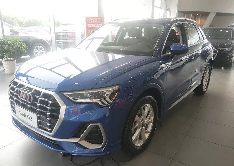 Một chiếc Audi Q3 bị b&eacute; g&aacute;i c&agrave;o xước sơn