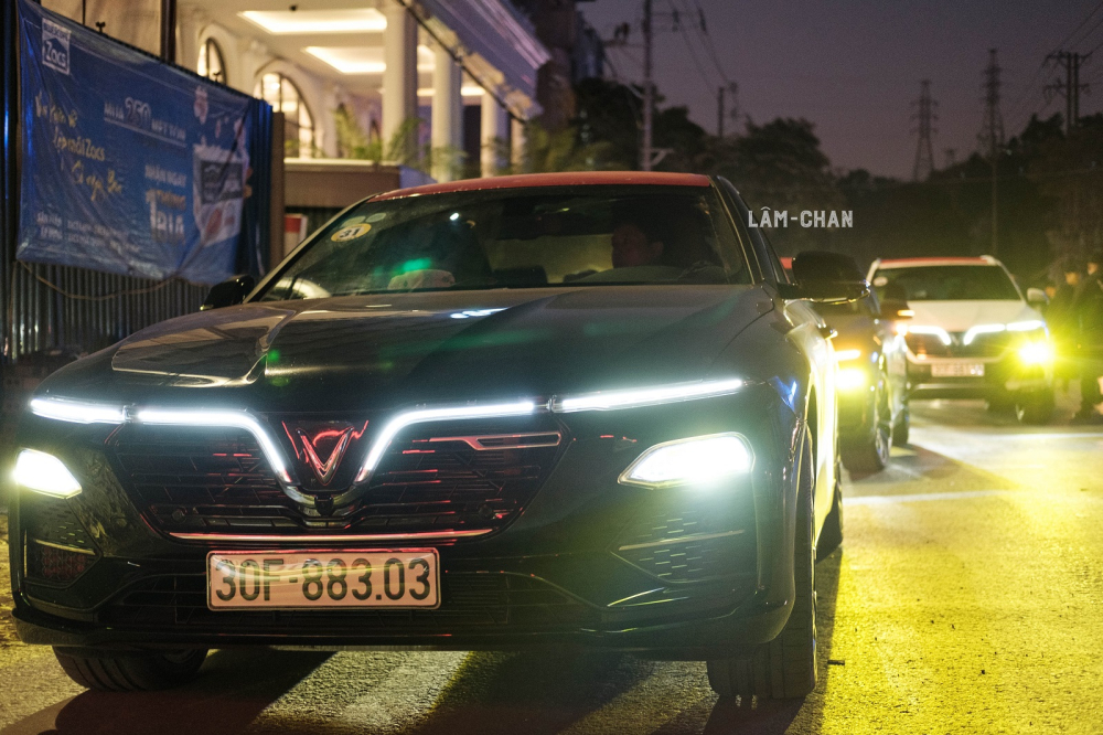 Khởi h&agrave;nh từ s&aacute;ng sớm, d&agrave;n đ&egrave;n chữ &ldquo;V&rdquo; của VinFast nổi bật trong giữa b&oacute;ng tối c&ograve;n ngự trị của TP. H&agrave; Giang