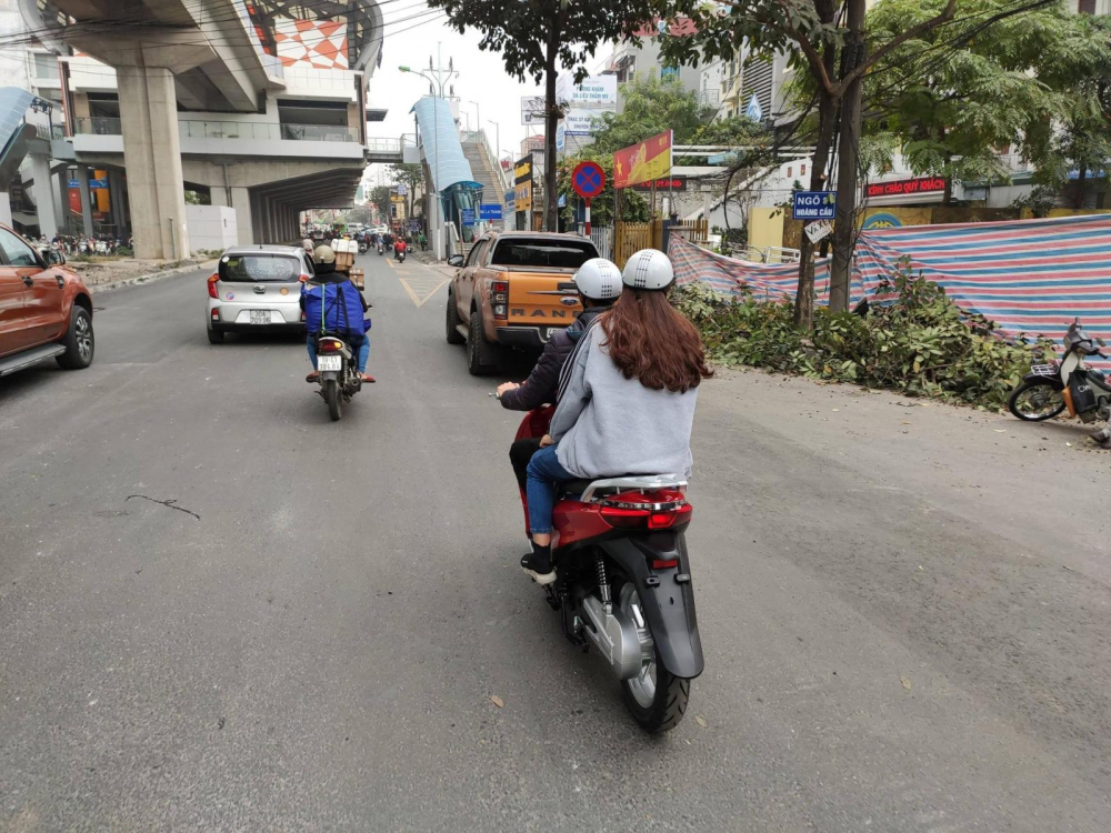 Chiếc xe điện với m&agrave;u đỏ nổi bật được bắt gặp tr&ecirc;n đường phố H&agrave; Nội rất c&oacute; thể l&agrave; xe của Pega