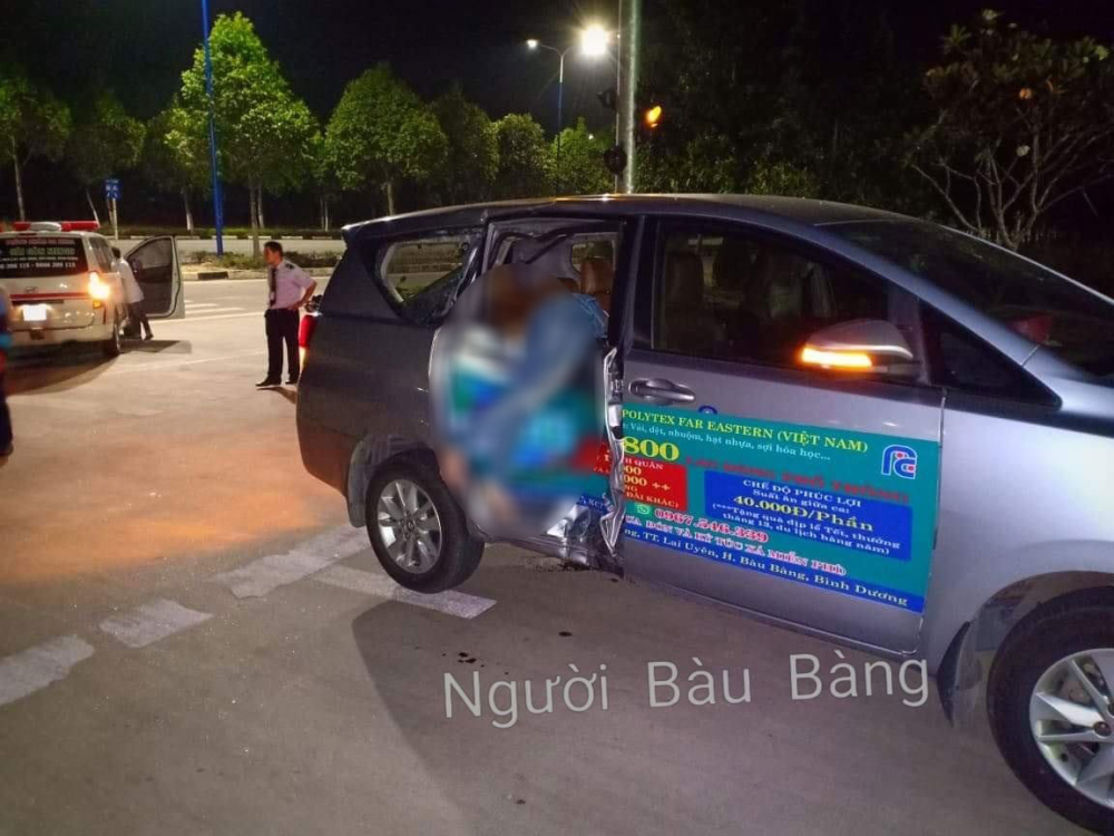 Chiếc ô tô 7 chỗ bị biến dạng sườn xe bên phải
