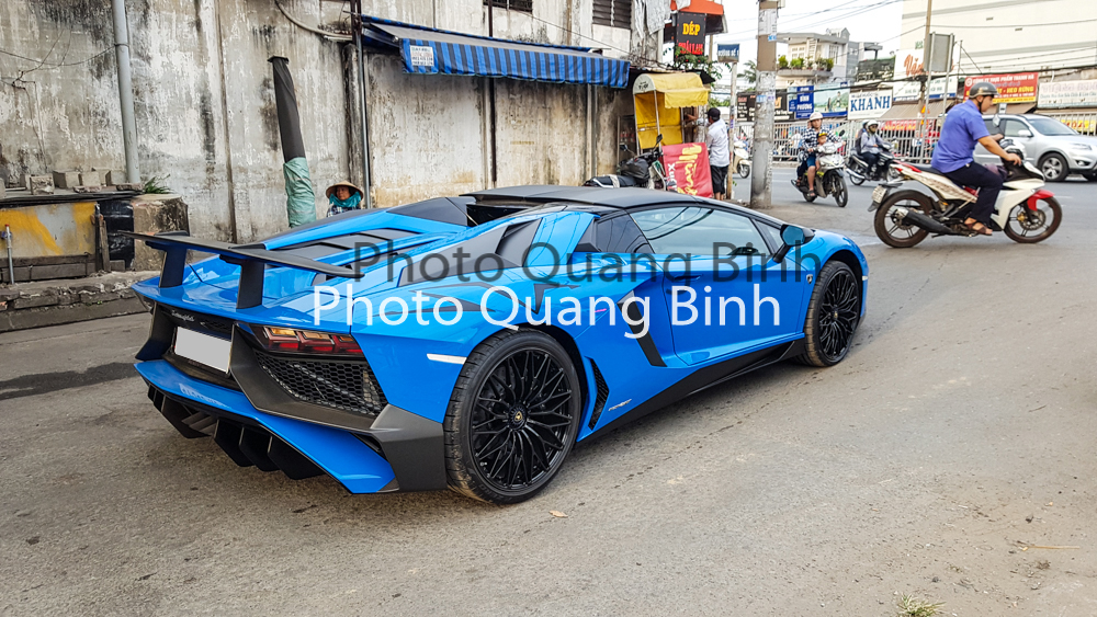Lamborghini Aventador SV mui trần lăn b&aacute;nh tại S&agrave;i th&agrave;nh c&oacute; m&agrave;u sơn xanh dương nhạt