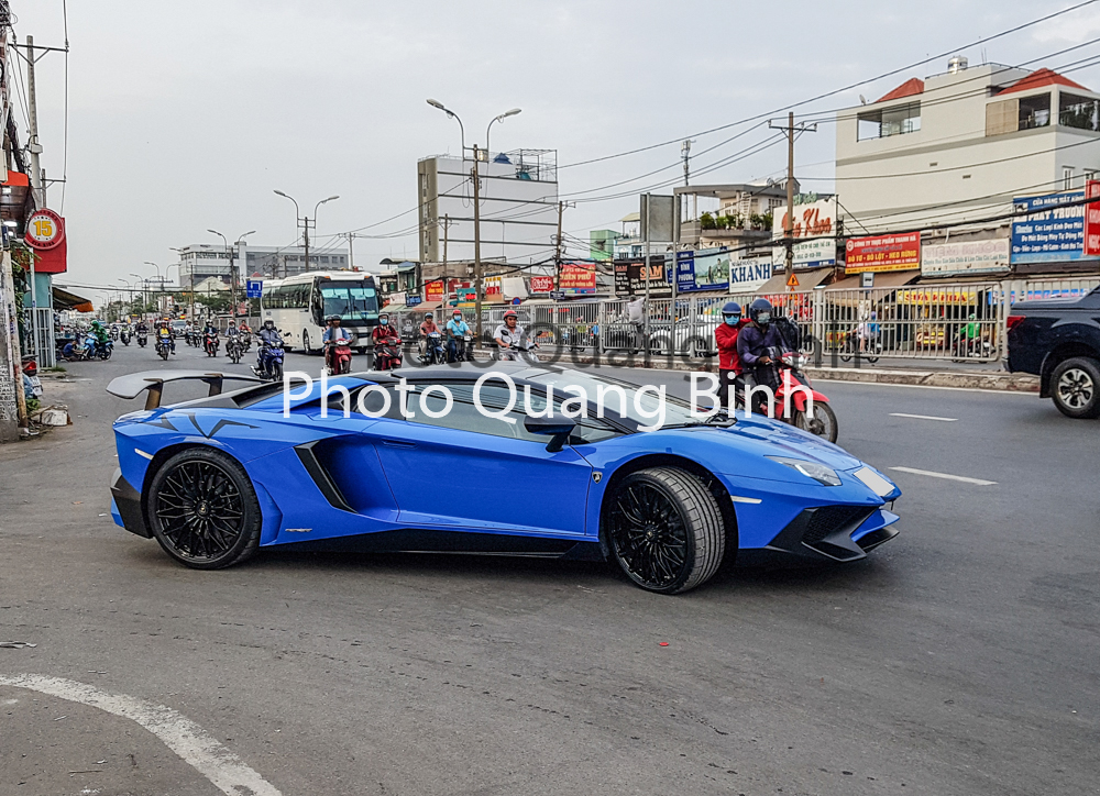 v&agrave;o chiều ng&agrave;y 18 th&aacute;ng 12 năm 2019, h&igrave;nh ảnh một chiếc si&ecirc;u xe Lamborghini Aventador LP750-4 SV Roadster c&aacute;u cạnh xuất hiện tại một trạm đăng kiểm ở quận Thủ Đức, Tp.HCM đ&atilde; g&acirc;y ch&uacute; &yacute; cho kh&ocirc;ng &iacute;t người m&ecirc; xe tr&ecirc;n khắp cả nước.