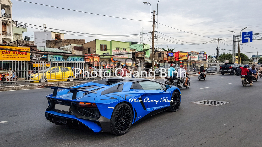 Chiếc si&ecirc;u xe mui trần Lamborghini Aventador LP750-4 SV Roadster thứ hai về Việt Nam rất b&iacute; ẩn v&agrave; k&iacute;n tiếng. Chỉ đến khi xe được chủ nh&acirc;n mang đi đăng kiểm tại quận Thủ Đức mới bị c&aacute;nh săn ảnh bắt gặp. Thậm ch&iacute; kh&ocirc;ng ai d&aacute;m tin đ&acirc;y l&agrave; một chiếc Lamborghini Aventador LP750-4 SV mui trần mới về Việt Nam.