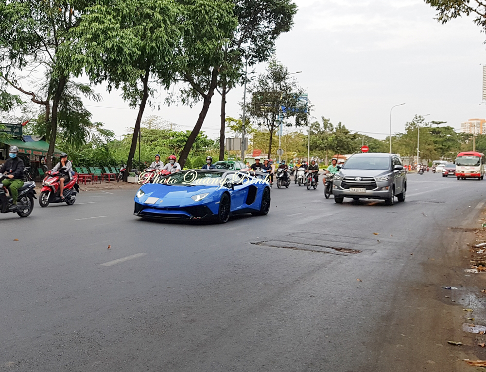 Trưa cửa k&iacute;nh l&aacute;i của những chiếc si&ecirc;u xe mui trần Lamborghini Aventador LP750-4 SV Roadster đều c&oacute; khắc logo 1di500 thể hiện cho việc đ&acirc;y l&agrave; 1 trong số 500 chiếc Lamborghini Aventador LP750-4 SV mui trần được sản xuất tr&ecirc;n to&agrave;n thế giới. Hiện c&aacute;c nh&agrave; gi&agrave;u Việt đ&atilde; sở hữu 2 chiếc Lamborghini Aventador LP750-4 SV Roadster.