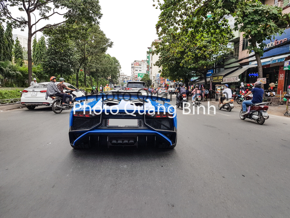 Ngoại thất si&ecirc;u xe Lamborghini Aventador LP750-4 SV Roadster thứ 2 về Việt Nam sở hữu m&agrave;u sơn xanh Lemans rất c&aacute; t&iacute;nh v&agrave; nổi bật. Đ&acirc;y l&agrave; chiếc Lamborghini thứ 2 ở dải đất h&igrave;nh chữ S c&oacute; m&agrave;u Blue Lemans. Mẫu xe đầu ti&ecirc;n l&agrave; Lamborghini Aventador LP700-4 độ Liberty Walk hiện đang thuộc sở hữu của doanh nh&acirc;n Vũng T&agrave;u.
