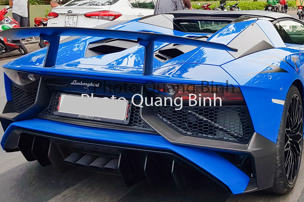 Lamborghini Aventador LP750-4 SV Roadster mới về Việt Nam sử dụng khối động cơ V12, h&uacute;t kh&iacute; tự nhi&ecirc;n, dung t&iacute;ch 6.5 l&iacute;t, sản sinh c&ocirc;ng suất tối đa 750 m&atilde; lực v&agrave; m&ocirc;-men xoắn cực đại 690 Nm. 