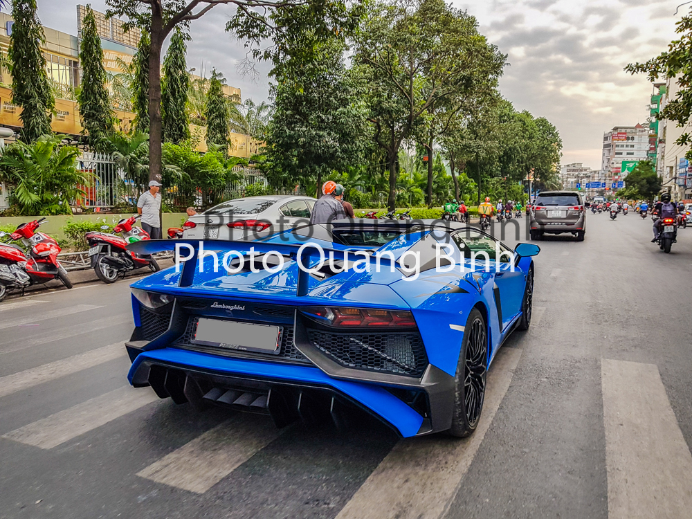 Si&ecirc;u xe mui trần h&agrave;ng hiếm của Lamborghini Aventador Roadster c&oacute; thể tăng tốc từ vị tr&iacute; xuất ph&aacute;t l&ecirc;n 100 km/h chỉ trong thời gian 2,9 gi&acirc;y trước khi đạt vận tốc tối đa 350 km/h. Chiếc Lamborghini Aventador LP750-4 SV Roadster thứ 2 tại dải đất h&igrave;nh chữ S từng được chủ cũ gắn ống xả độ Akrapovic khi xe c&ograve;n ở Đức.