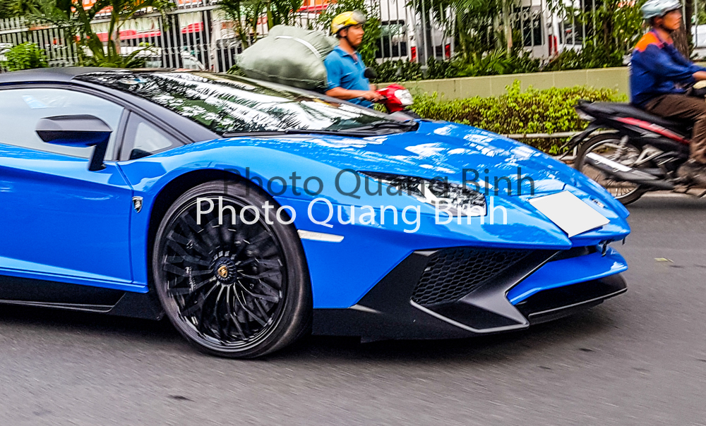 Chiếc si&ecirc;u xe mui trần Lamborghini Aventador LP750-4 SV Roadster m&agrave;u xanh Lemans độc nhất v&ocirc; nhị tại Việt Nam thuộc diện đ&atilde; qua sử dụng. Chiếc xe n&agrave;y ban đầu thuộc sở hữu của một doanh nh&acirc;n ở Đức v&agrave; rất hay tụ tập c&ugrave;ng c&aacute;c si&ecirc;u xe trong c&aacute;c sự kiện xe quan trọng