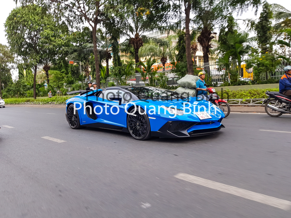 Để n&oacute;i về d&ograve;ng si&ecirc;u xe Lamborghini Aventador LP750-4 SV Roadster, phải d&ugrave;ng đến hai từ tuyệt phẩm. H&atilde;ng si&ecirc;u xe &Yacute; đ&atilde; tạo ra một phi&ecirc;n bản để đời cho thế hệ thứ nhất của Lamborghini Aventador trước khi bước qua thế hệ n&acirc;ng cấp mang t&ecirc;n Lamborghini Aventador S.