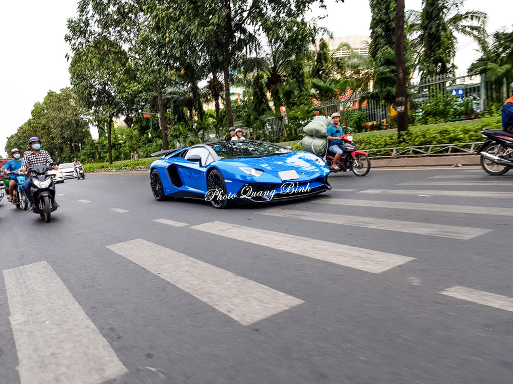 Về mặt thiết kế, d&ograve;ng si&ecirc;u xe Lamborghini Aventador LP750-4 SV Roadster c&oacute; sự kh&aacute;c biệt rất lớn so với Lamborghini Aventador LP700-4 Roadster
