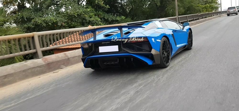 Hiện chưa r&otilde; mức gi&aacute; xe Lamborghini Aventador LP750-4 SV Roadster thứ 2 tại Việt Nam, chỉ biết rằng, chiếc si&ecirc;u xe mui trần Lamborghini Aventador LP750-4 SV Roadster đầu ti&ecirc;n ở Việt Nam từng được rao b&aacute;n với mức gi&aacute; 39 tỷ đồng khiến kh&ocirc;ng &iacute;t giới chơi xe cho&aacute;ng v&aacute;ng. Mức gi&aacute; n&agrave;y d&agrave;nh cho xe ra biển trắng