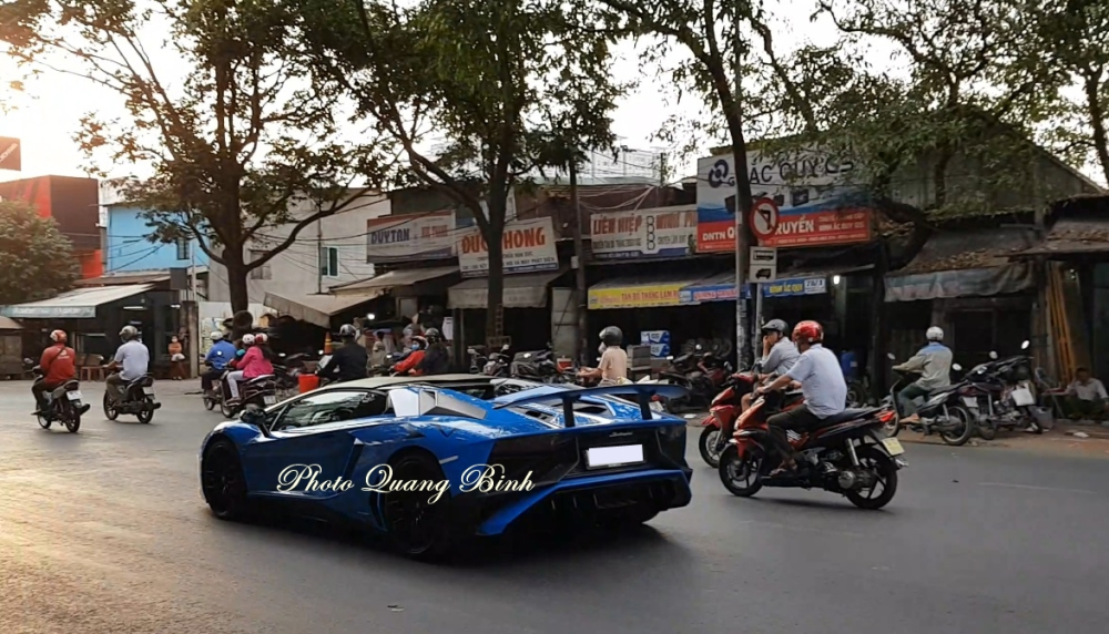 Hiện c&aacute;c nh&agrave; gi&agrave;u tr&ecirc;n thế giới chỉ c&ograve;n sở hữu đ&uacute;ng 498 chiếc si&ecirc;u xe Lamborghini Aventador LP750-4 SV Roadster, hai chiếc c&ograve;n lại đang định cư tại dải đất h&igrave;nh chữ S. Một chiếc Lamborghini Aventador LP750-4 SV Roadster m&agrave;u v&agrave;ng nh&aacute;m đang H&agrave; Nội v&agrave; chiếc Lamborghini Aventador LP750-4 SV Roadster thứ 2 mới xuất hiện mang m&agrave;u sơn Blue Lemans đang định cư trong Nam.