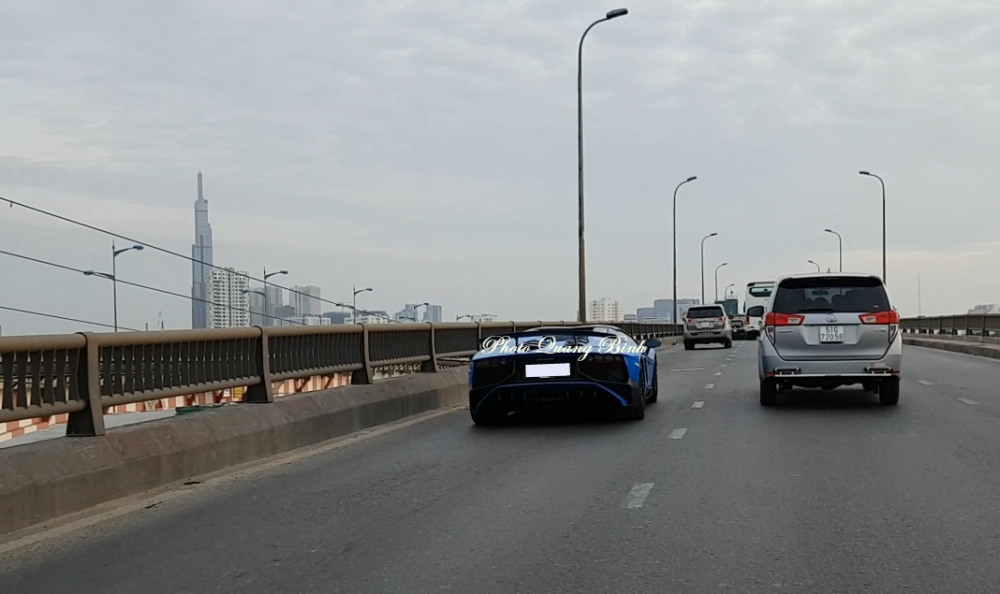Phi&ecirc;n bản Lamborghini Aventador LP750-4 SV Roadster c&ograve;n c&oacute; to&agrave;n bộ đu&ocirc;i xe thiết kế lại, ri&ecirc;ng cản va sau bằng carbon nh&aacute;m. Xe c&oacute; th&ecirc;m c&aacute;nh gi&oacute; đu&ocirc;i cố định cỡ lớn bằng carbon nh&aacute;m. B&ecirc;n h&ocirc;ng chiếc Lamborghini Aventador LP750-4 SV mui trần mới về Việt Nam c&oacute; điểm nhấn với logo b&ograve; t&oacute;t.