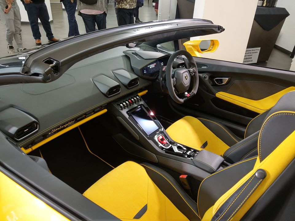 Cận cảnh nội thất siêu xe Lamborghini Huracan Evo Spyder tay lái nghịch đầu tiên đến Hồng Kông Cận cảnh nội thất siêu xe Lamborghini Huracan Evo Spyder tay lái nghịch đầu tiên đến Hồng Kông