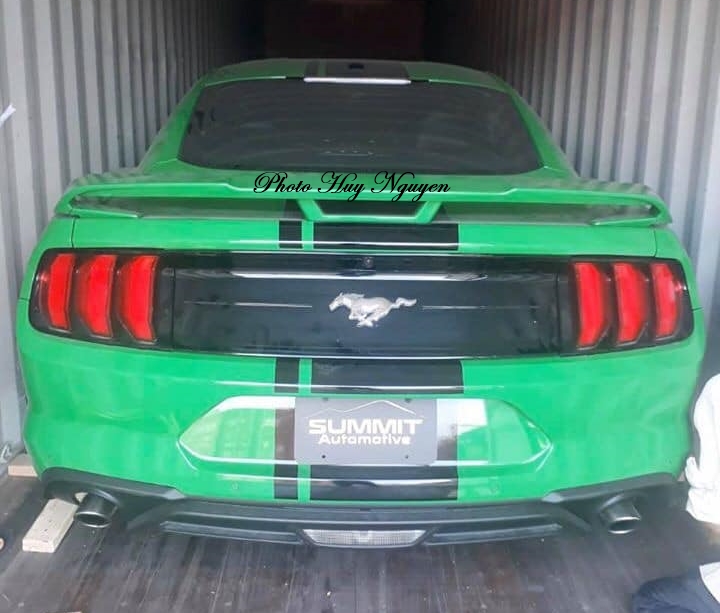 Chiếc Ford Mustang đời 2018 mang màu xanh lá độc nhất Việt Nam có cánh gió đuôi rất cá tính