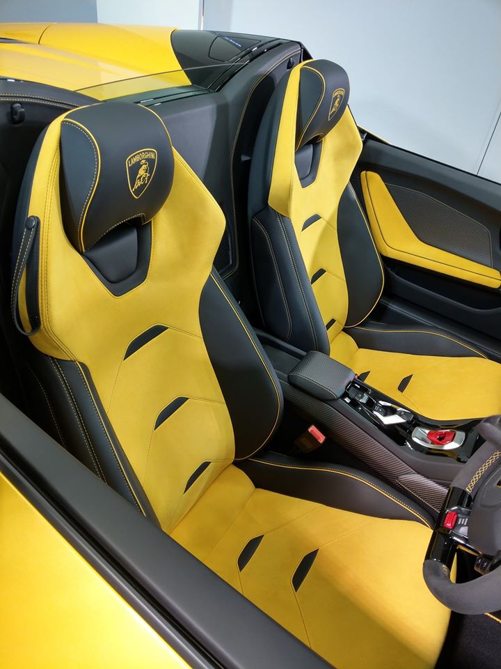 Chiếc xe Lamborghini Huracan Evo Spyder này có tuỳ chọn ghế ngồi bọc da Alcantara đồng màu ngoại thất Chiếc xe Lamborghini Huracan Evo Spyder này có tuỳ chọn ghế ngồi bọc da Alcantara đồng màu ngoại thất