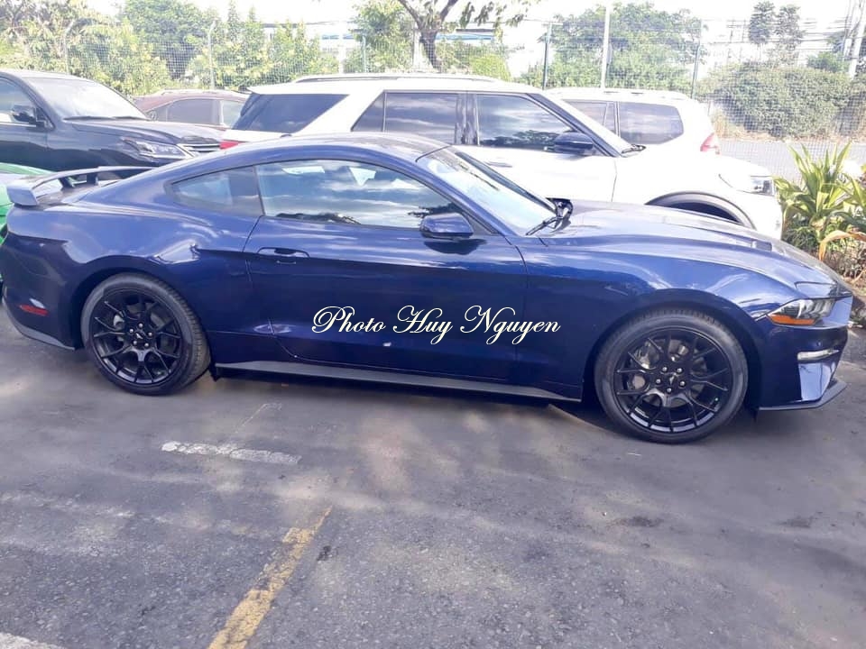 Và một chiếc Ford Mustang 2018 màu xanh đậm mới về Việt Nam