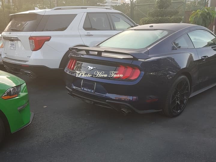 Cả hai chiếc Ford Mustang đời 2018 này đều được trang bị khối động cơ EcoBoost, 4 xy-lanh, dung tích 2.3 lít, sản sinh ra công suất tối đa 310 mã lực