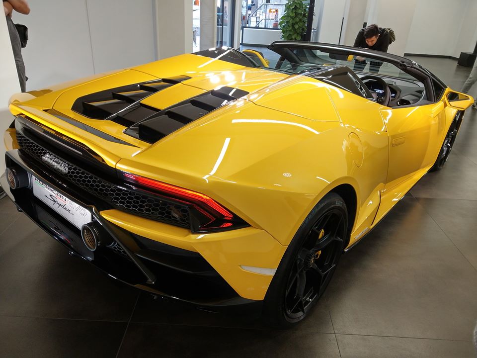 Chiếc Lamborghini Huracan Evo Spyder này sơn màu vàng nổi bật và đi kèm là carbon bóng Chiếc Lamborghini Huracan Evo Spyder này sơn màu vàng nổi bật và đi kèm là carbon bóng