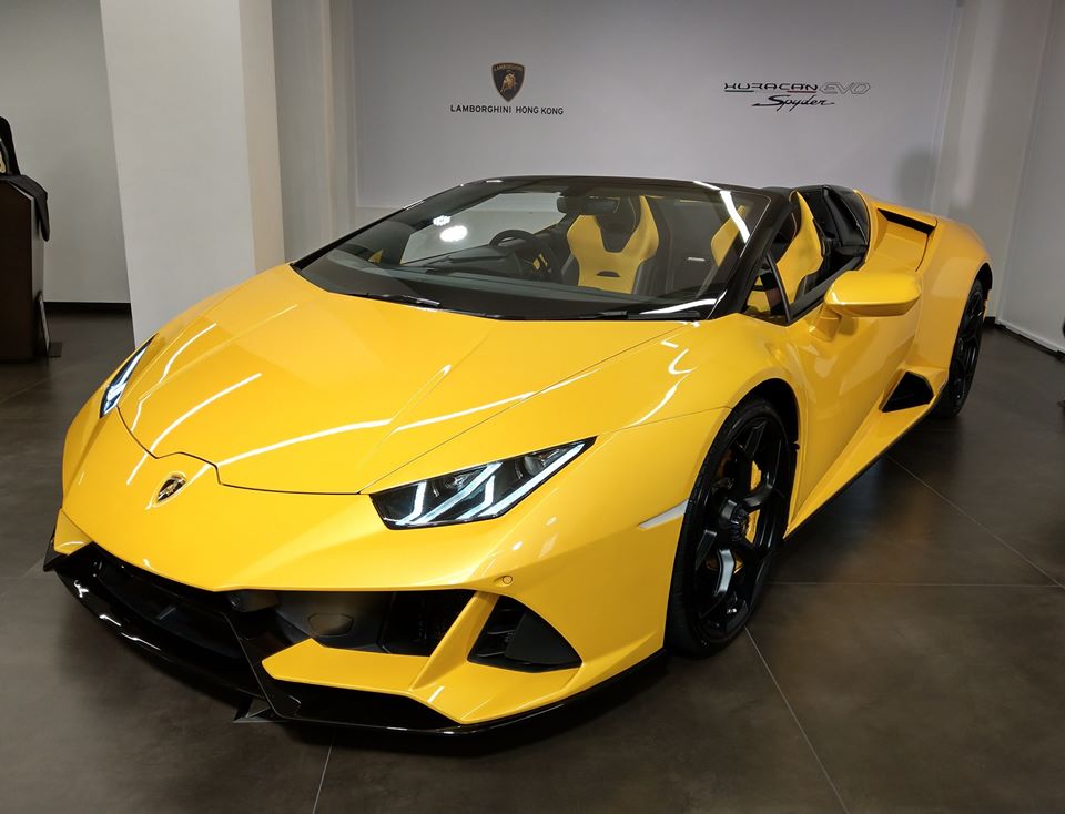Giá bán cho chiếc siêu xe Lamborghini Huracan Evo mui trần trong ảnh là 13,4 tỷ đồng Giá bán cho chiếc siêu xe Lamborghini Huracan Evo mui trần trong ảnh là 13,4 tỷ đồng