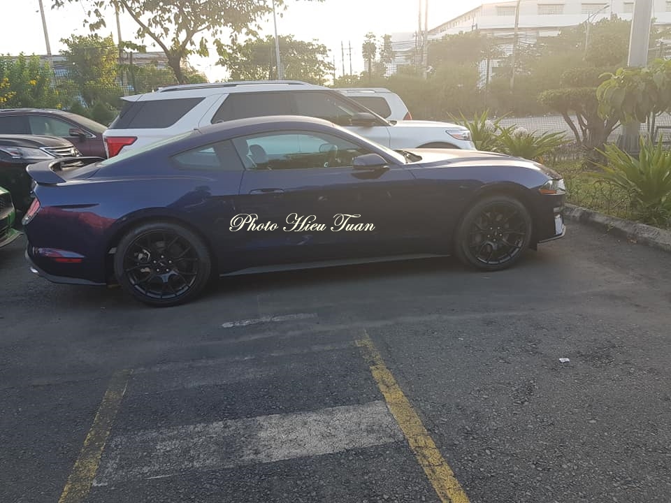  Ford Mustang đời 2018 sử dụng động cơ EcoBoost, dung tích 2.3 lít có giá hơn 2,3 tỷ đồng tại Việt Nam