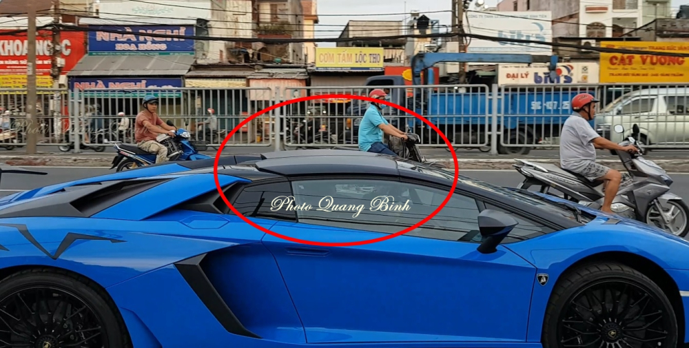So với 1 trong số 600 chiếc Lamborghini Aventador LP750-4 SV Coupe được sản xuất, c&aacute;c phi&ecirc;n bản mui trần c&oacute; sự kh&aacute;c biệt ở phần mui xếp cứng c&oacute; thể dễ d&agrave;ng th&aacute;o lắp bằng tay chỉ trong thời gian từ 20 đến 25 gi&acirc;y. Mui cứng đặc biệt tr&ecirc;n Lamborghini Aventador LP750-4 SV Roadster sẽ được chia th&agrave;nh hai phần v&agrave; l&agrave;m từ sợi carbon n&ecirc;n chỉ cho trọng lượng khoảng 6 kg. 2 chiếc mui n&agrave;y khi th&aacute;o ra c&oacute; thể dễ d&agrave;ng nằm gọn trong khoang h&agrave;nh l&yacute; ph&iacute;a trước xe.