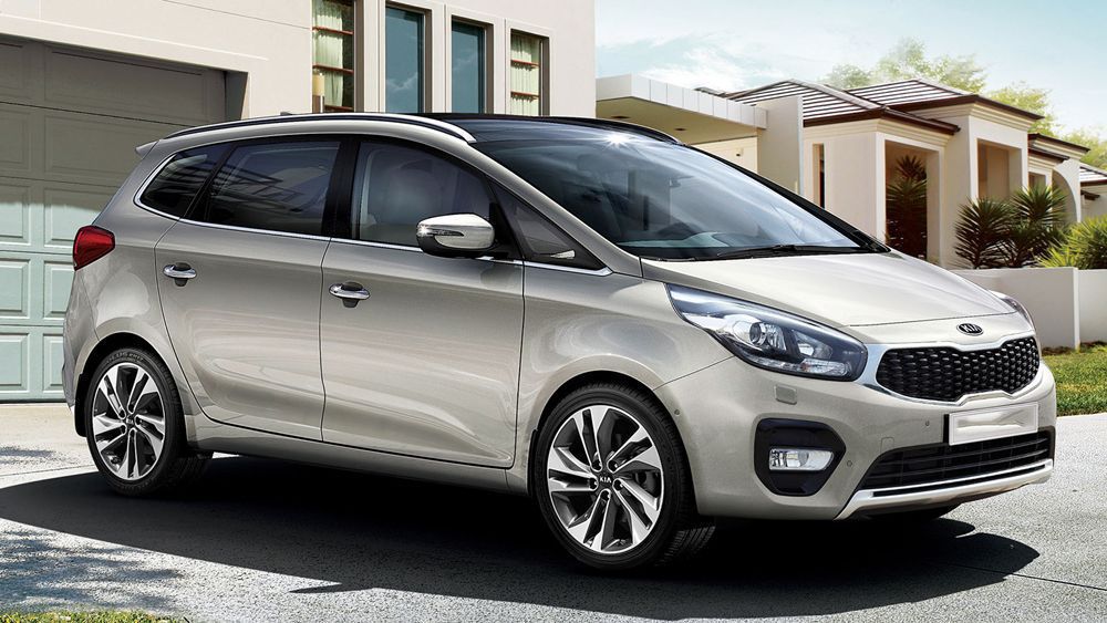 Kia Rondo c&oacute; gi&aacute; b&aacute;n kh&aacute; cạnh tranh với Mitsubishi Xpander nhưng thường xuy&ecirc;n bị lu mờ