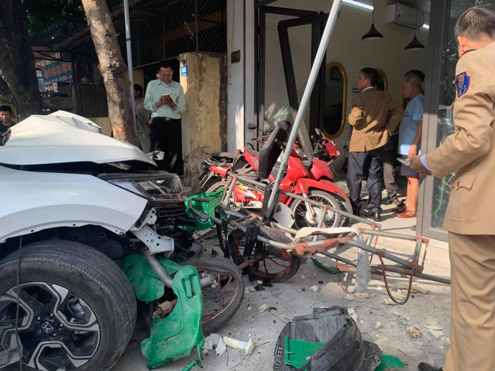 Vụ va chạm khiến nhiều phương tiện hư hỏng nặng nề trước cửa một salon tóc