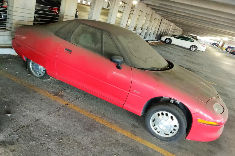Chiếc GM EV1 được t&igrave;m thấy trong một b&atilde;i đỗ xe