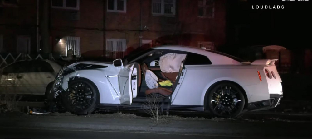Túi khí bên trong chiếc Nissan GT-R bung ra