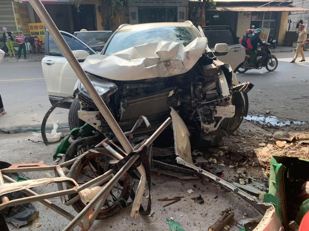 Chiếc Honda CR-V bị hỏng nặng đầu xe