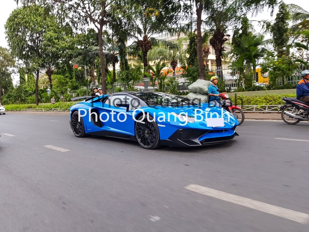 Đây là chiếc Lamborghini Aventador LP750-4 SV Roadster thứ 2 tại Việt Nam