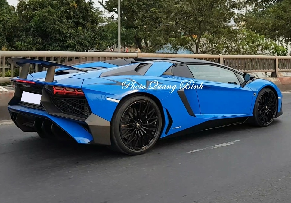 Lamborghini Aventador LP750-4 SV Roadster màu xanh Lemans được nhập khẩu từ Đức về Việt Nam