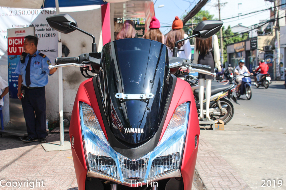 Yamaha Lexi l&agrave; mẫu xe ga ph&aacute;t triển từ đ&agrave;n anh NMax tại thị trường Indonesia, xe c&oacute; thiết kế c&aacute; t&iacute;nh với cặp đ&egrave;n pha to bản kết hợp đ&egrave;n xi-nhan. Ph&iacute;a tr&ecirc;n c&ograve;n c&oacute; một tấm k&iacute;nh chắn gi&oacute; cỡ lớn.