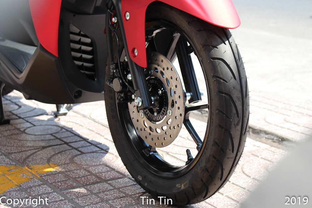 Chiếc Yamaha Lexi 125 về Việt Nam c&oacute; t&iacute;ch hợp hệ thống chống b&oacute; cứng phanh ABS cho b&aacute;nh trước. B&aacute;nh sau sử dụng phanh tang trống