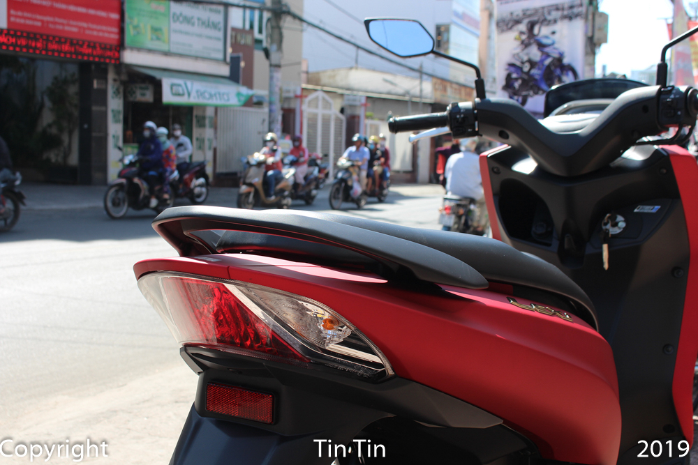 Đ&egrave;n hậu của Yamaha Lexi 125 thiết kế đơn giản
